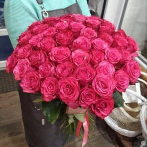 Монобукет одноголовой розы фуксия 51 шт (Арт.0040)
